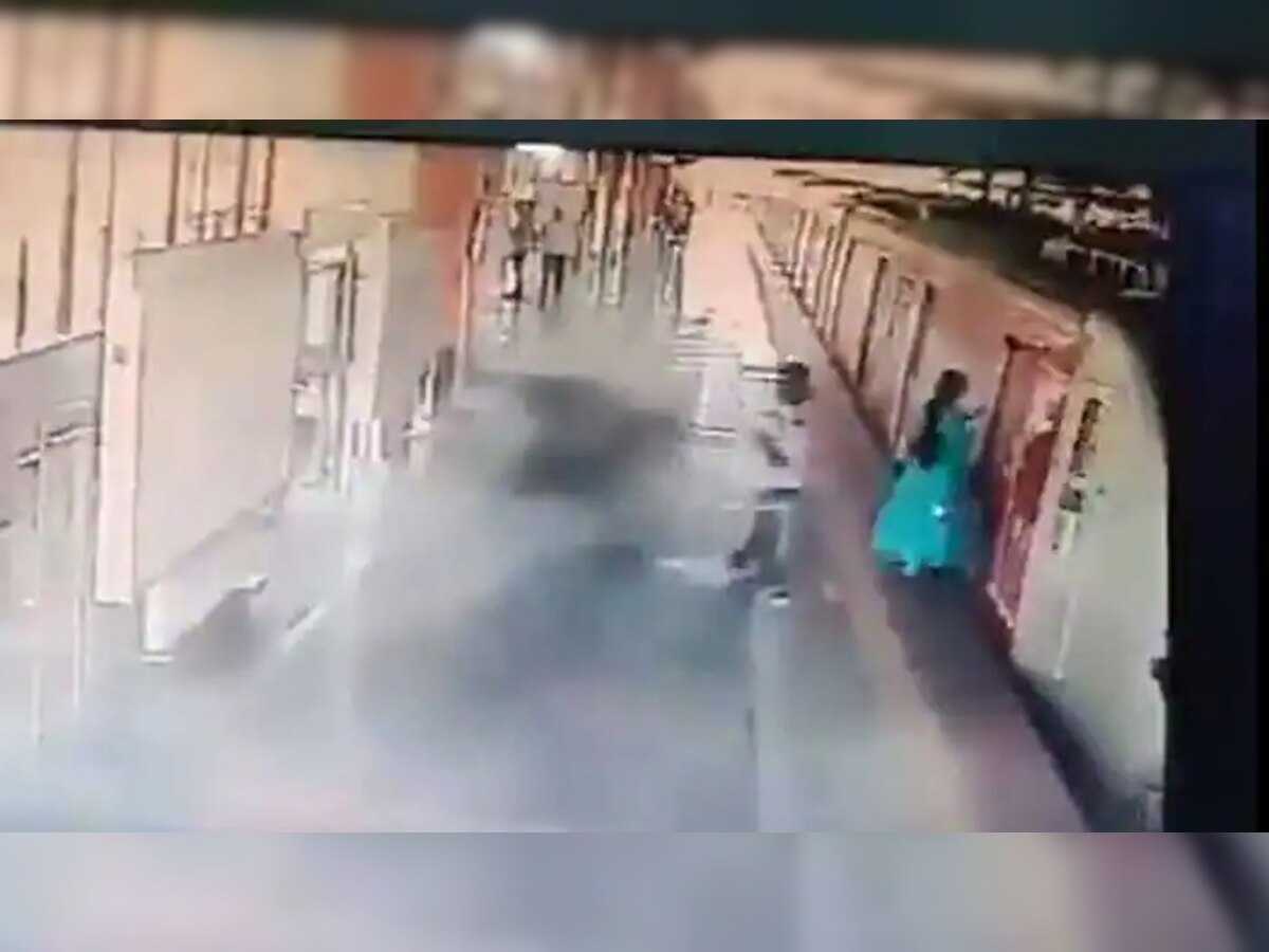 VIDEO: ट्रेन के दरवाजे में फंसा युवती का ड्रेस, उसके बाद जो हुआ.. अंदाजा भी नहीं लगा सकते आप