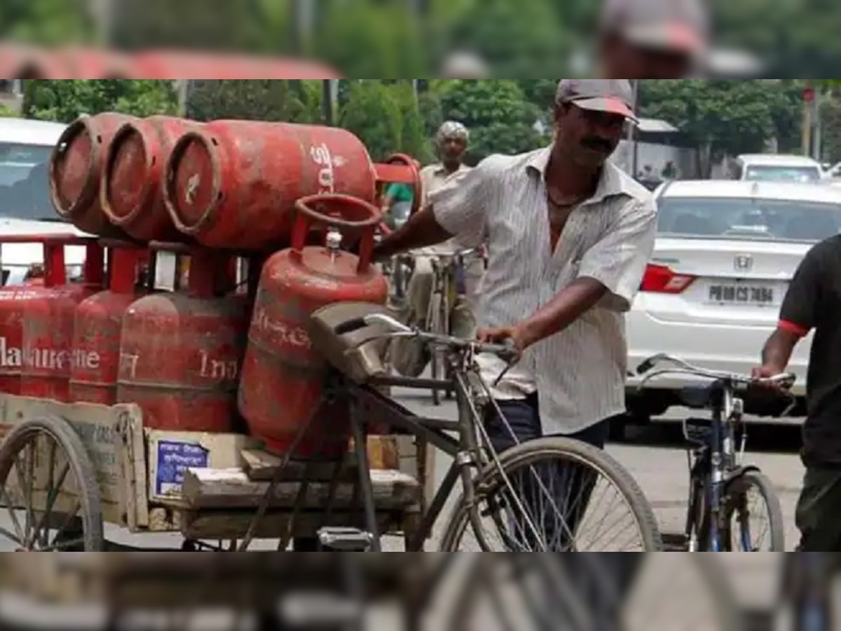 Gas Cylinder Price: नए साल के पहले दिन बड़ा झटका, 25 रुपये महंगा हुआ गैस सिलेंडर