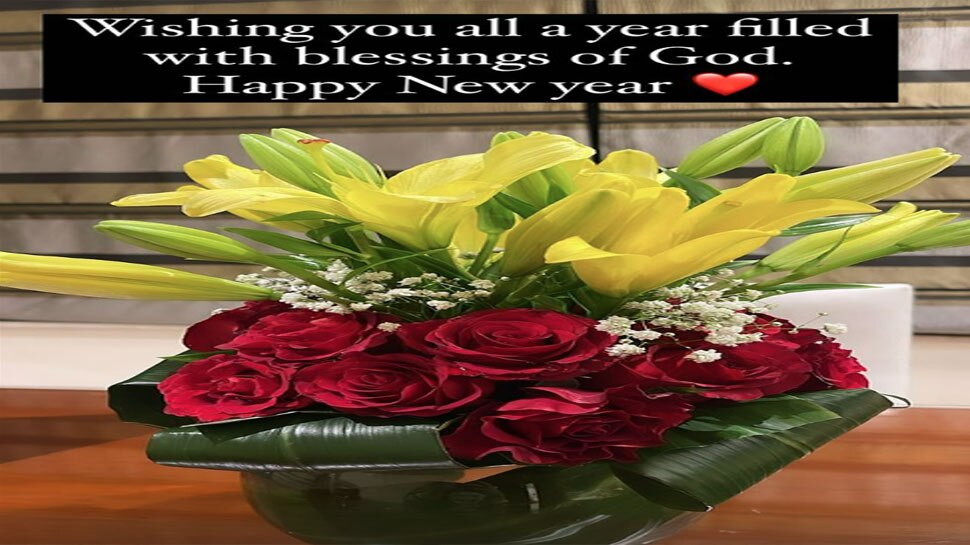 Mehreen wished happy new year with bouquet