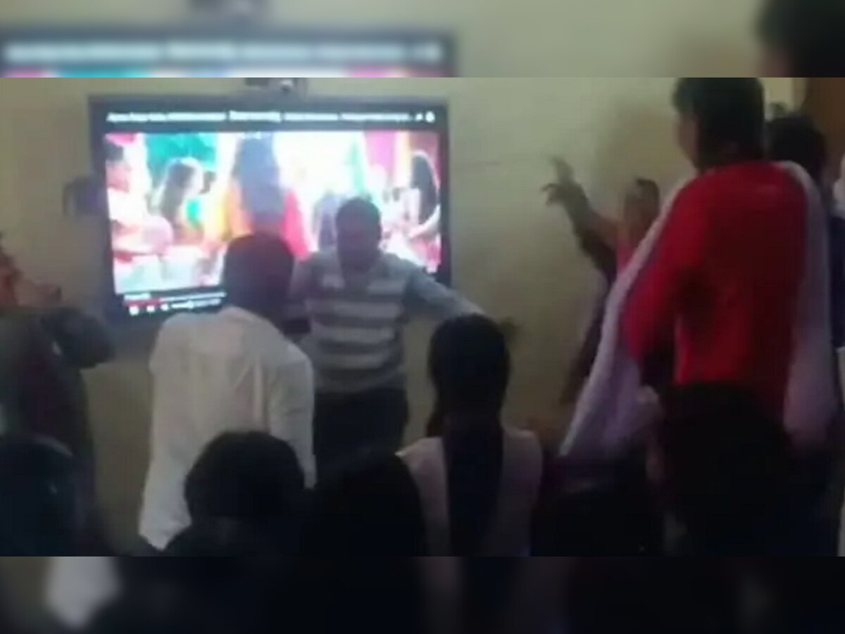 स्मार्ट क्लास के नाम पर अश्लीलता, भोजपुरी गाने पर छात्रों के साथ ठुमके लगाते रहे शिक्षक 