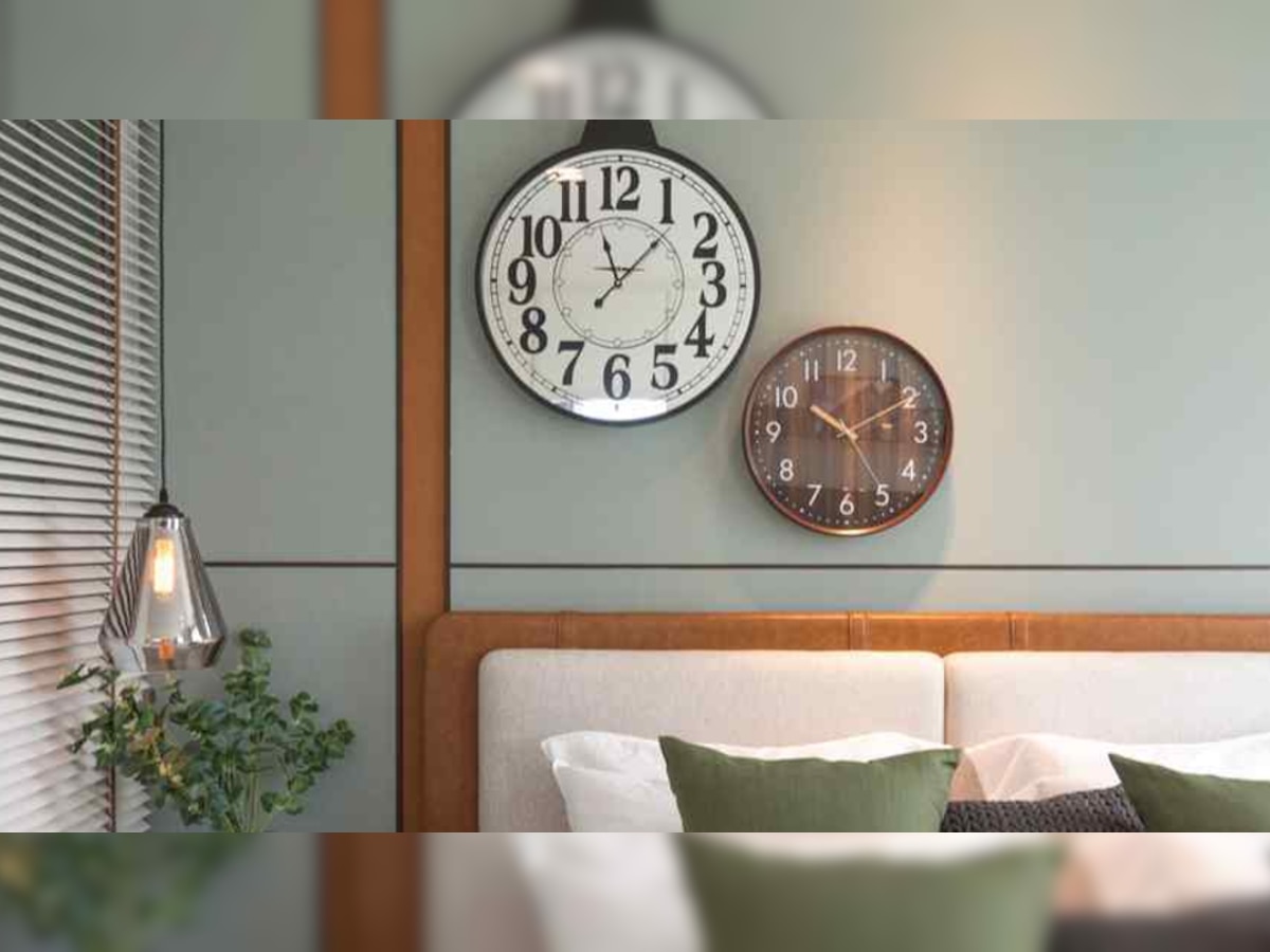 Vastu Tips: आपके घर में इस रंग और आकार की घड़ी नहीं लगी तो जानें इसके बुरे परिणाम