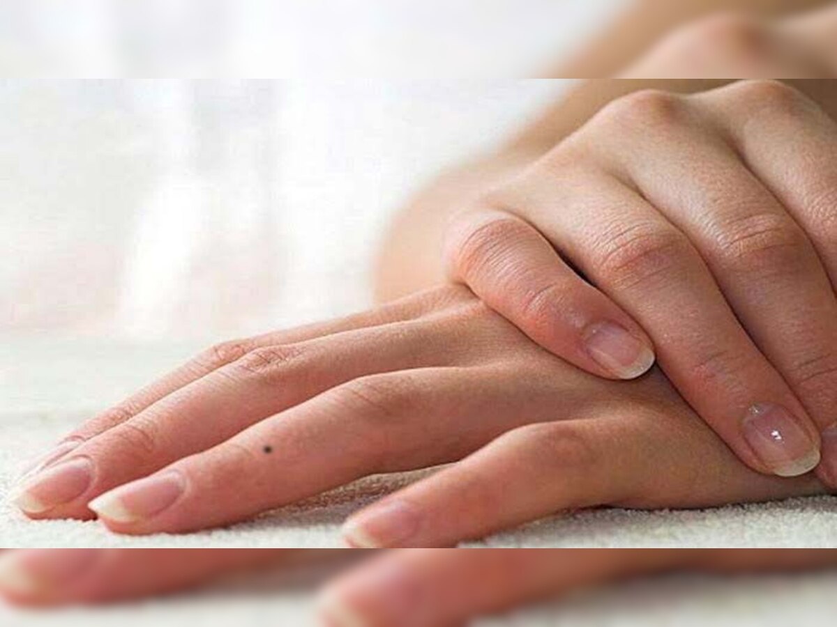 Black mole makes this gesture on these parts of girls meaning you will