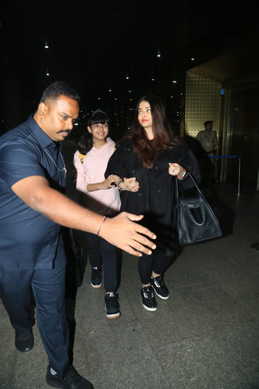 Aishwarya Rai Bachchan Gets Trolled At The Airport For Holding Daughter  Aaradhya's Hands Tightly, Netizens Say Hairstyle Change Nai Karti Kisi  Pandit Ka Bataya Hua Hai Kya