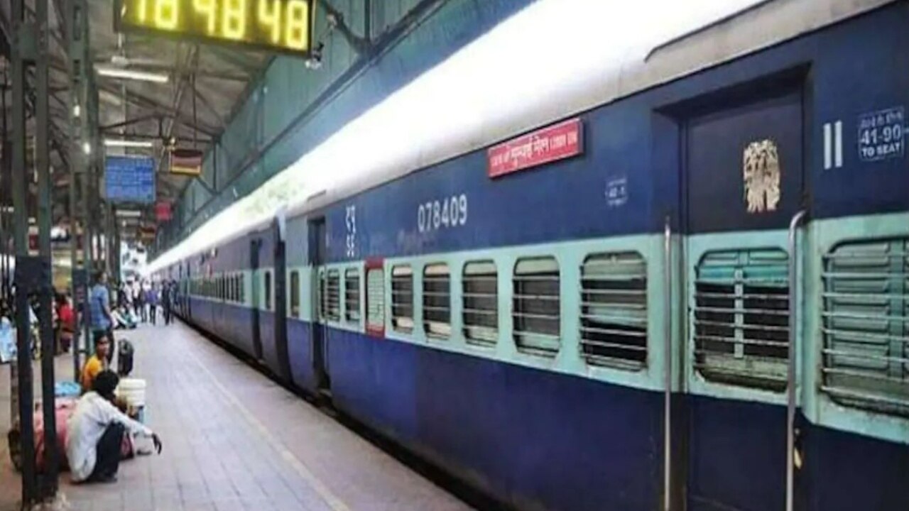 Indian Railways: कोहरे के कारण इतने घंटे लेट चल रहीं ट्रेनें, यात्री उठा सकते हैं रेलवे की इन सुविधाओं का लाभ