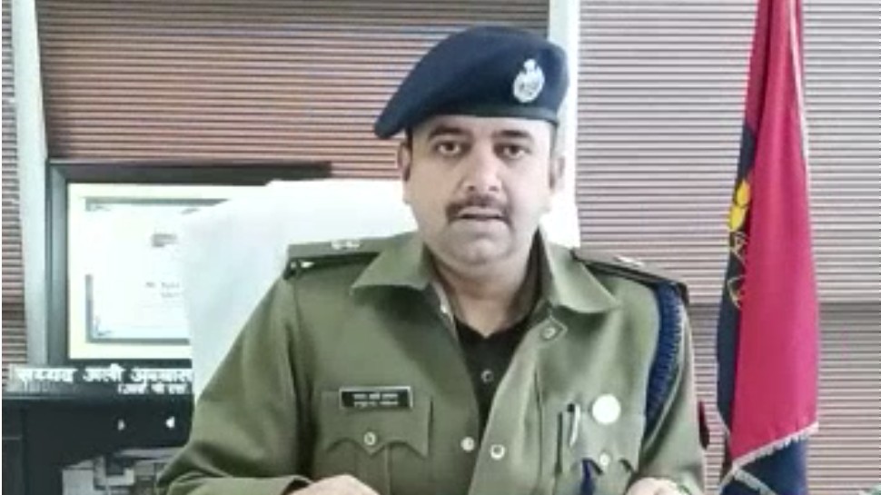 Lucknow: लखनऊ में हुई युवक की निर्मम हत्या, हाथ के टैटू से हुई शिनाख्त Lucknow: लखनऊ में हुई युवक की निर्मम हत्या, हाथ के टैटू से हुई शिनाख्त
