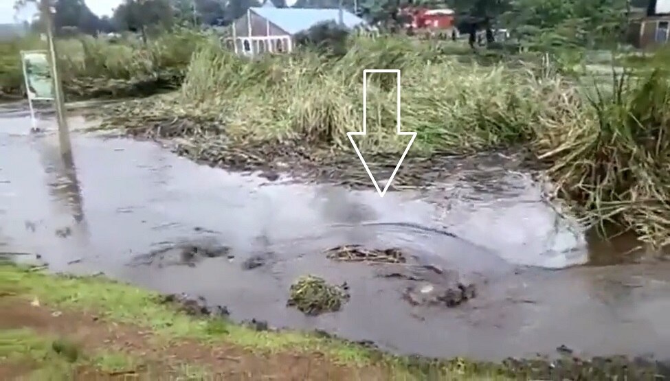 everything-is-going-in-sinkhole-middle-of-water-in-kenya-scary-video