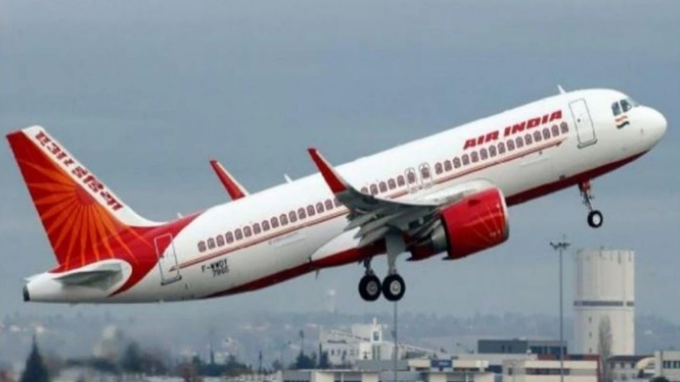 Air India की उड़ान में सह-यात्री पर पेशाब करने के मामले का आरोपी फरार, DGCA ने जारी किया नोटिस