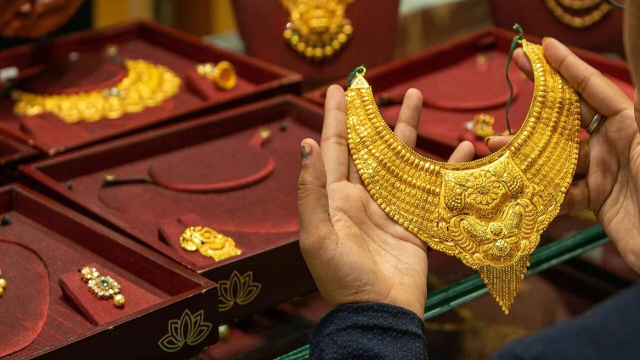 Gold Price: सोने के भाव में जबरदस्त गिरावट, जानिए 22 और 24 कैरेट गोल्ड का रेट