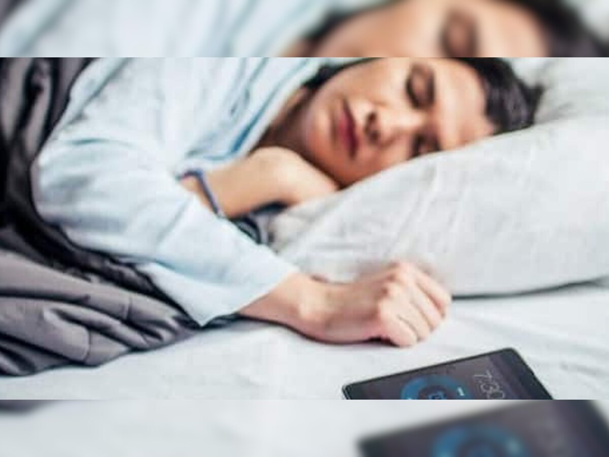 Mobile Effect: रात में सिर के पास आप भी रखकर सोते हैं मोबाइल, तो जान लें ये जरूरी बातें