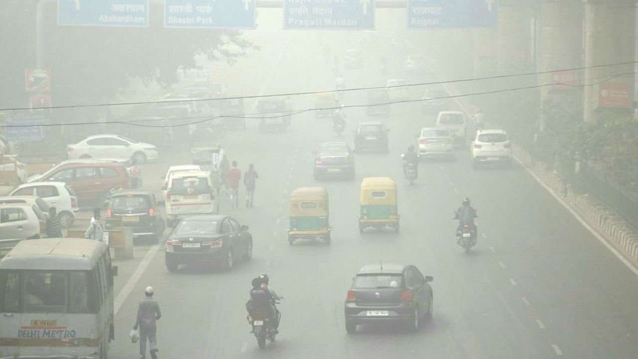 Delhi Weather: 1.5 डिग्री तक गिरा पारा, बेहद घने कोहरे से ढकी दिल्ली