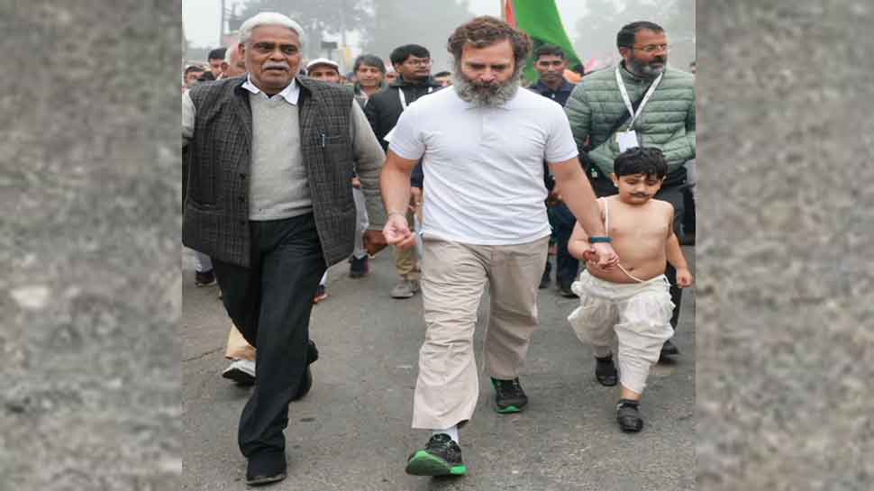 यह तस्वीर शेयर कर BJP नेता ने राहुल गांधी को बताया ‘बेशर्म’, कहा- ‘4 डिग्री तापमान में बच्चे को कपड़े उतार के घुमाना…’