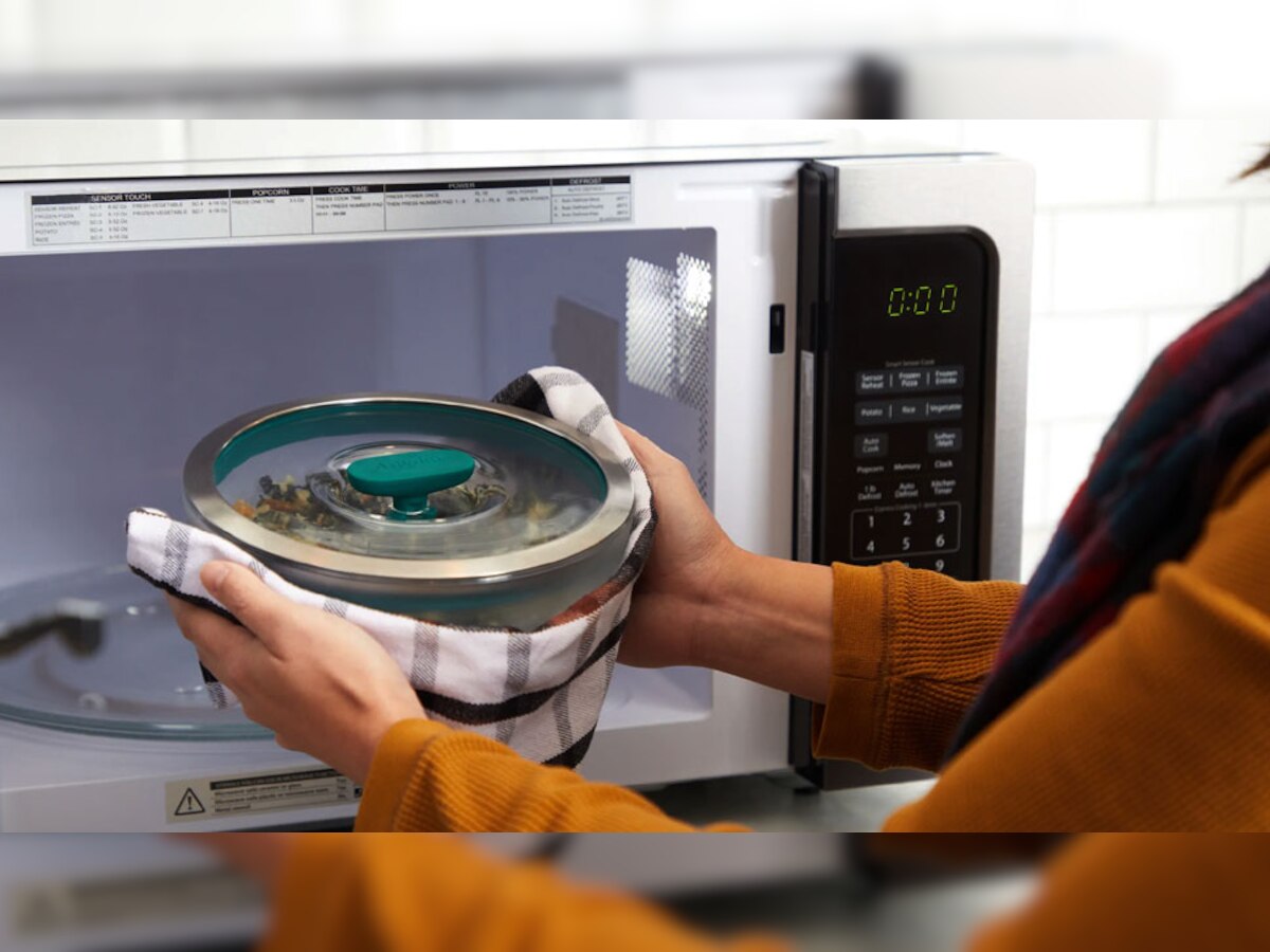 Microwave Oven में Steel या Aluminium के बर्तन में क्यों नहीं गर्म कर सकते खाना? जानिए वजह