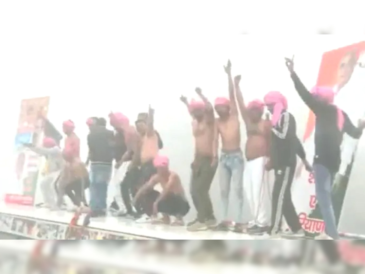 VIDEO: गला देने वाली ठंड में कांग्रेस कार्यकर्ताओं का जोश हाई, शर्ट उतारकर किया डांस