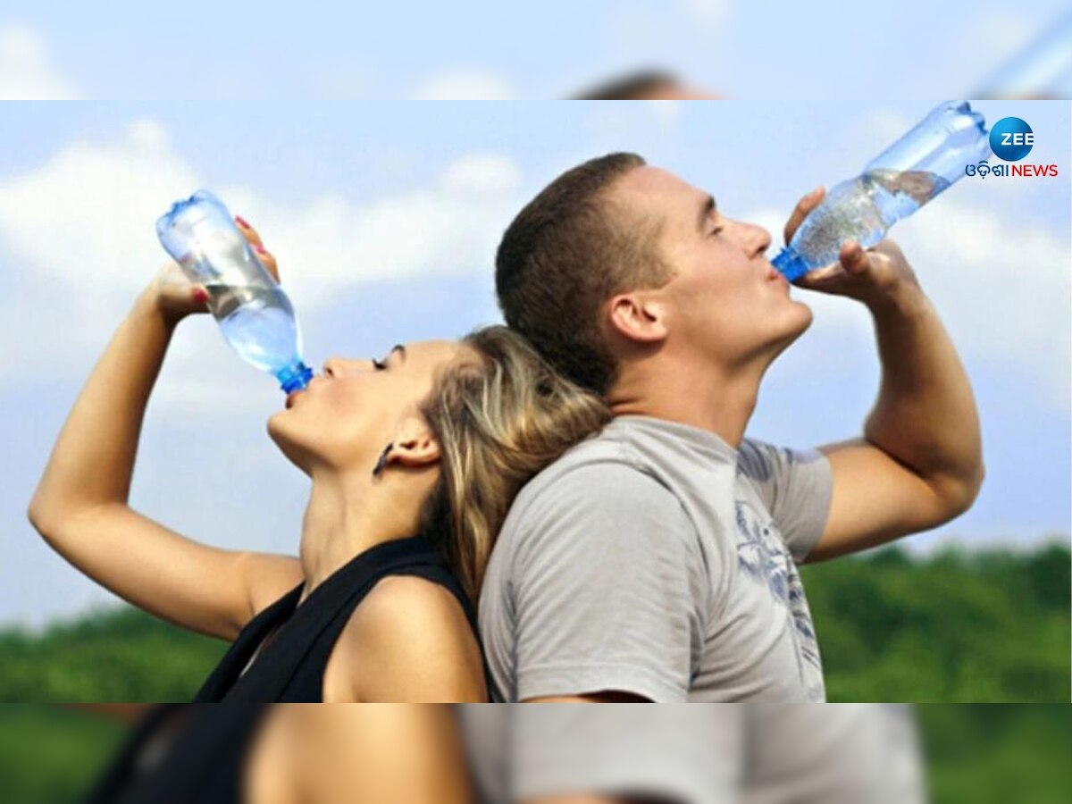 Drinking Water: ଠିଆ ହୋଇ କି ପାଣି ପିଇବା ଉଚିତ୍ କି ନୁହେଁ?  ଜାଣନ୍ତୁ କ'ଣ କହୁଛନ୍ତି ସ୍ବାସ୍ଥ୍ୟ ବିଶେଷଜ୍ଞ