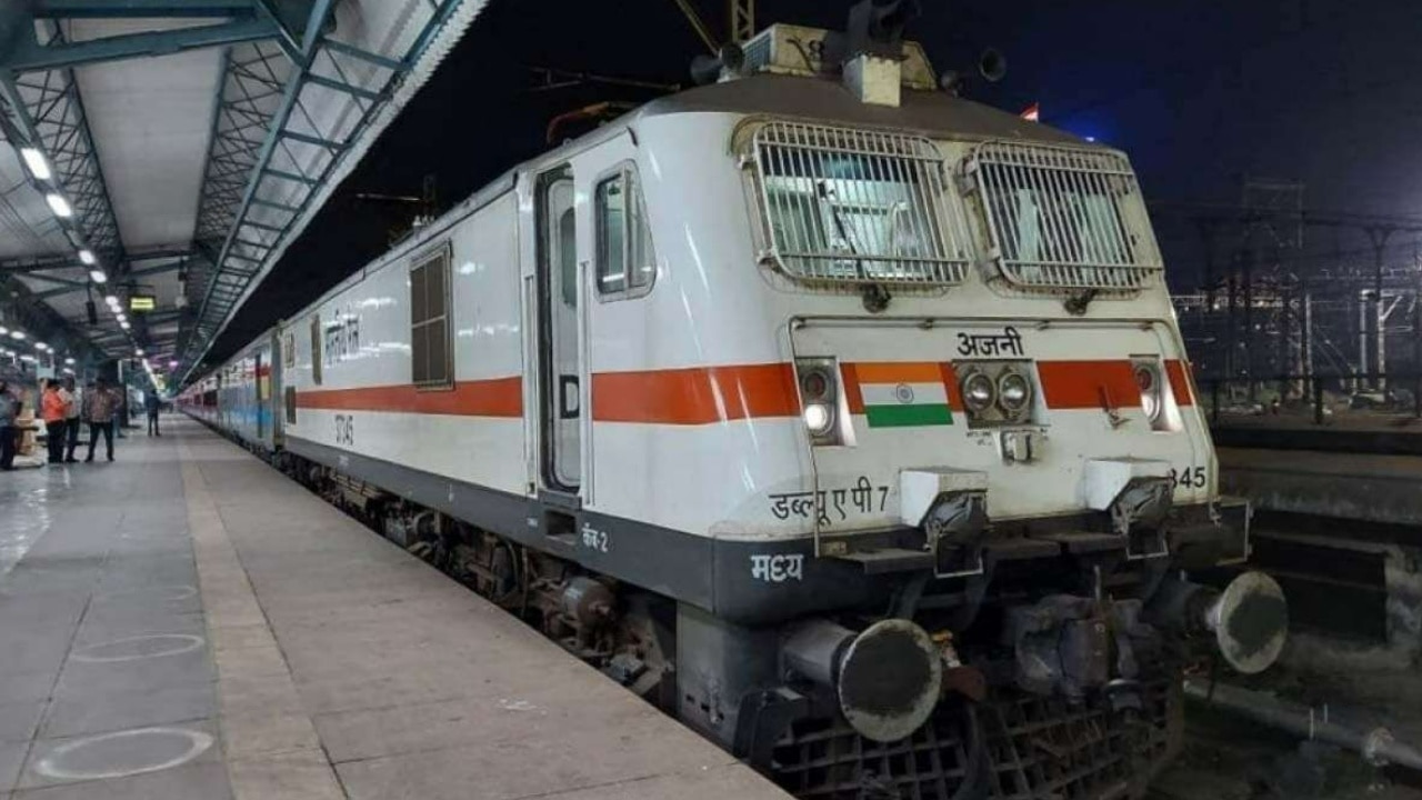 Indian Railways: घने कोहरे के कारण 9 जनवरी को 276 ट्रेनें रद्द, इन ट्रेन का रूट किया गया डायवर्ट