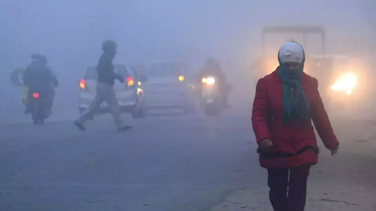 Weather Update: यूपी, पंजाब से हरियाणा तक घने कोहरे की चादर, दिल्ली में 2 डिग्री से कम तापमान