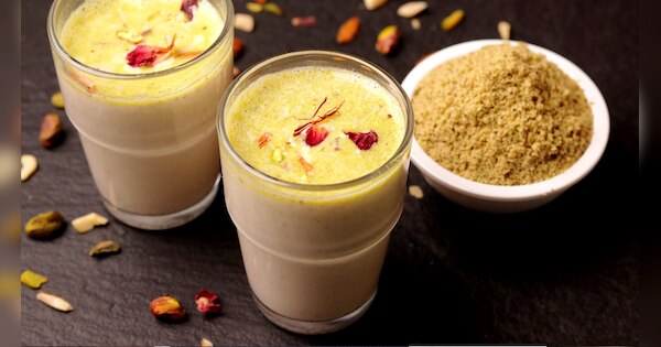 Haldi dudh ki Recipe Turmeric Masala Milk Ingredients homemade recipe for winters | घर पर आसानी से ऐसे बनाएं मसाला वाला हल्दी दूध, सर्दी-जुकाम का है रामबाण इलाज | Hindi News