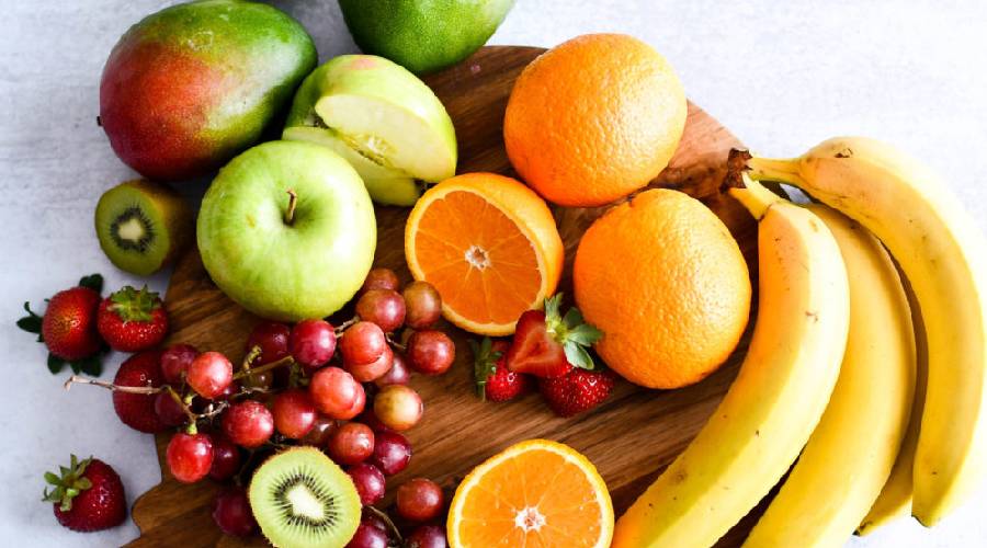 क्या रात को फल खा सकते हैं? जानें फ्रूट्स खाने का सही टाइम