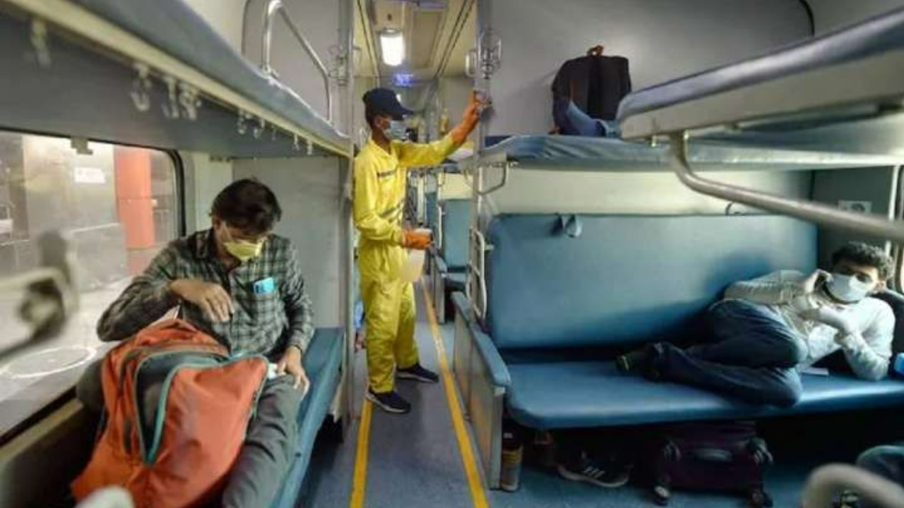 Indian Railways का बड़ा तोहफा, जनरल टिकट पर स्लीपर कोच में यात्रा की अनुमति, जानें कैसे?