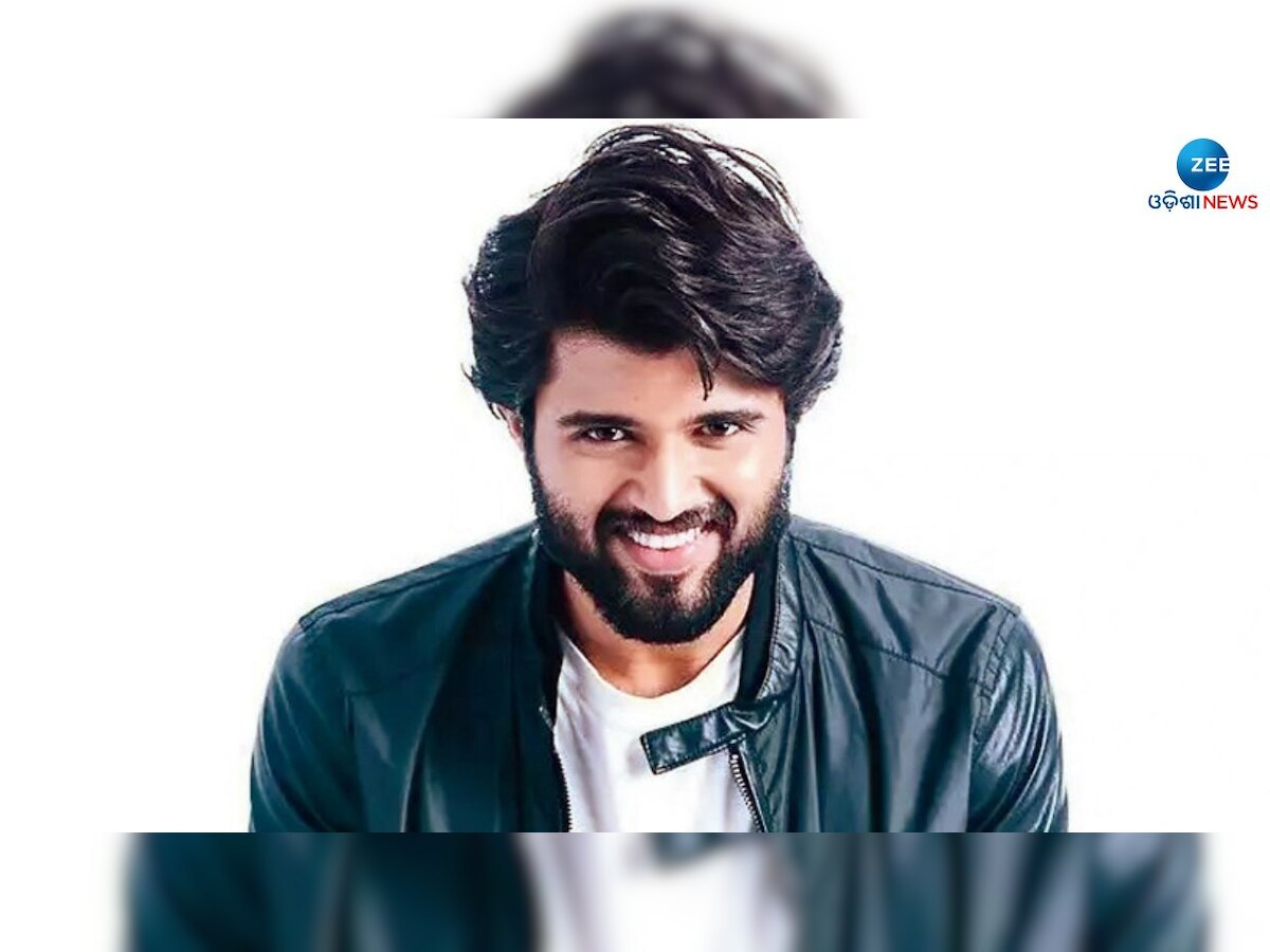 Vijay Deverakonda: ବିବାଦରେ ଫସିବା ପରେ ଫ୍ୟାନ୍ସଙ୍କୁ ମନାଇବାକୁ ଟ୍ରିପରେ ପଠାଉଛନ୍ତି ଦେବେରକୋଣ୍ଡା