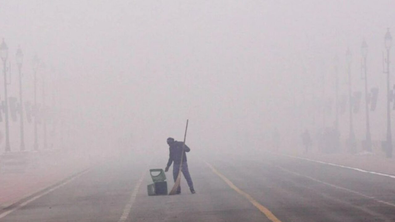 Pollution News in Delhi Today: दिल्ली में कड़कड़ाती ठंड के साथ दमघोंटू प्रदूषण ने बढ़ाई लोगों की मुश्किलें, नोएडा में भी स्थिति गंभीर