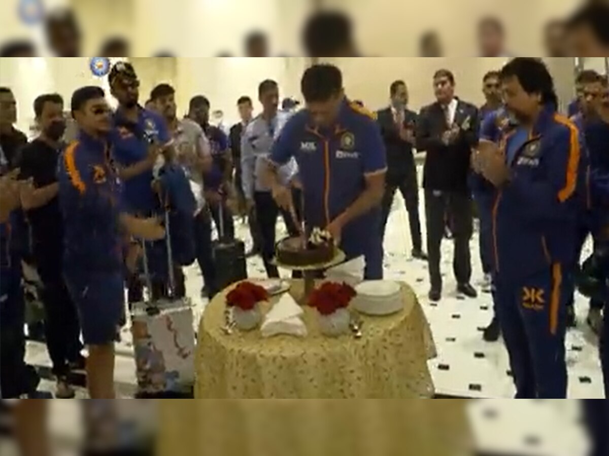 Ind vs SL ODI: दूसरे मैच से पहले टीम इंडिया ने सेलिब्रेट किया राहुल द्रविड़ का जन्मदिन, देखें वीडियो