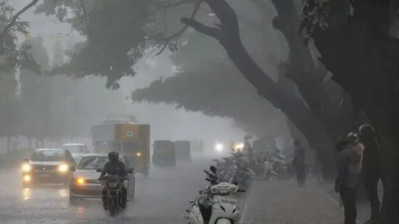 Delhi Weather: दिल्ली में मौसम को लेकर आईएमडी की चेतावनी, होगी हल्की बारिश