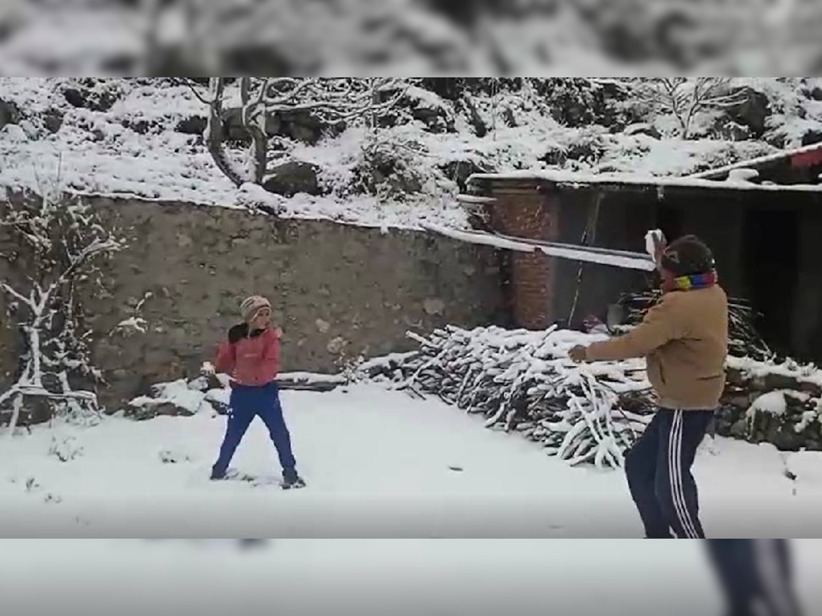 Uttarkashi: हर्षिल घाटी में बर्फबारी से खिल उठे पर्यटकों के चेहरे, होटल-रेस्तरां में बढ़ी बुकिंग