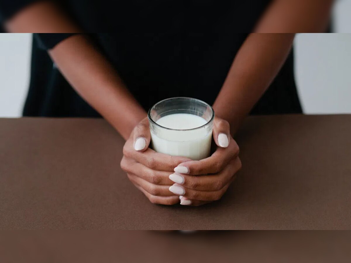 Milk Drinking Timing: दिन में किस वक्त दूध पीना सेहत के लिए रहता है सही? जिससे शरीर बनता फिट और तंदरुस्त, जानें सही समय 
