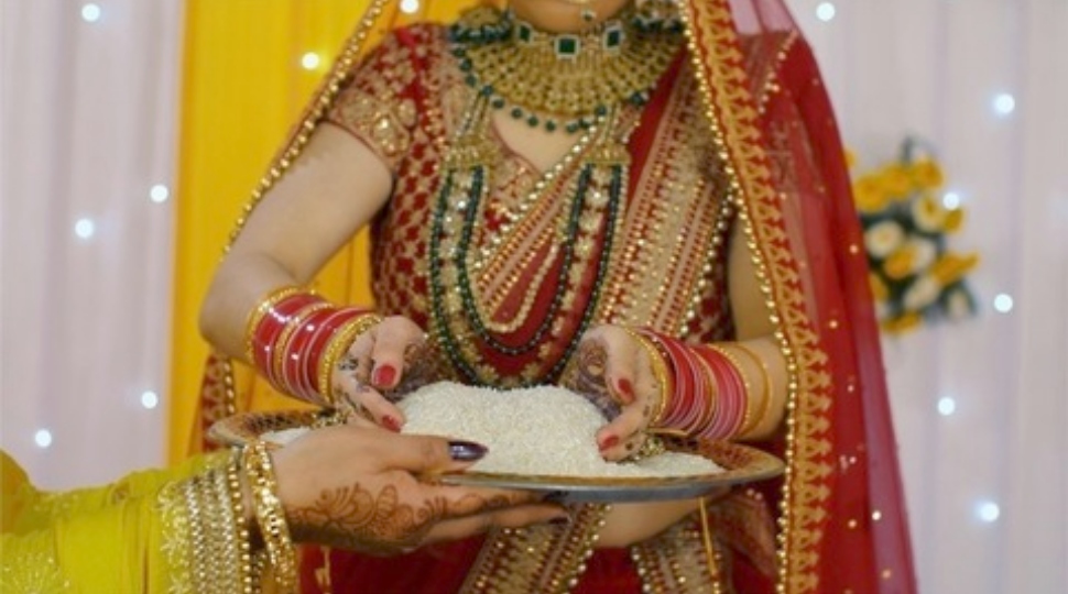 Significance of Throwing Rice by Bride in Vidai Marriage | Throwing ...