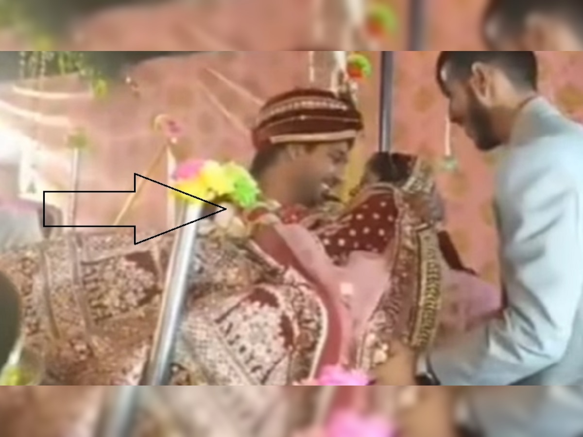 Romantic Groom: दुल्हन को गोद में लेकर उतर रहा दूल्हा, फिर खुद को नहीं कर पाया कंट्रोल और सबके सामने...