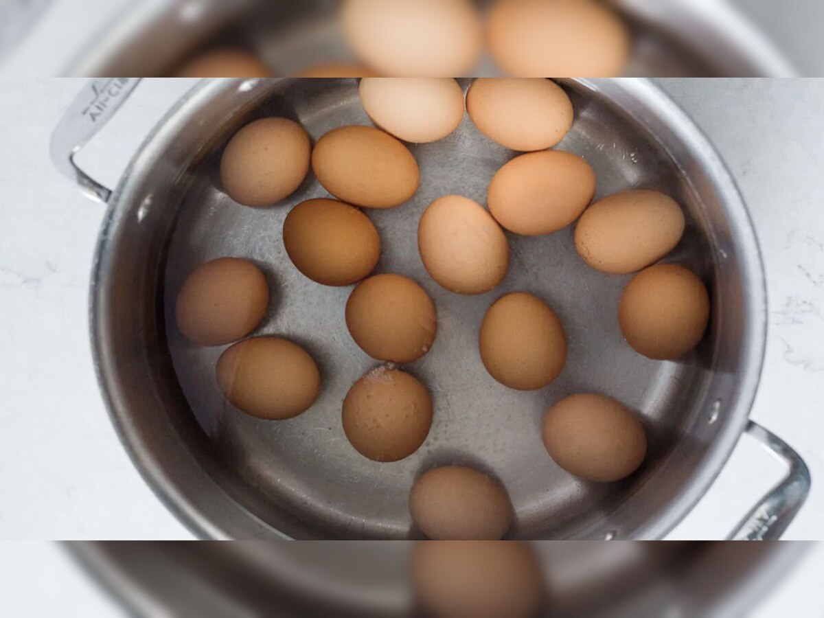 Egg Boiling Tips: अंडा उबला है, या अभी भी है कच्चा? इन ट्रिक्स के जरिए लगाएं पता