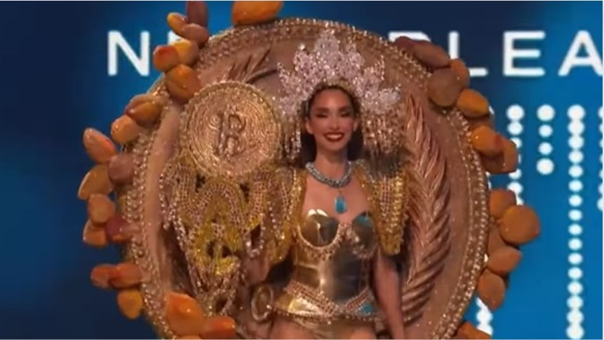 Miss Universe के मंच पर इस हसीना ने खींचा सबका ध्यान, पहनी बिटकॉइन आउटफिट