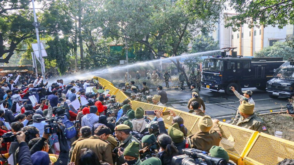 delhi dda notice to remove Kalkaji Slums aap protests outside bjp ...