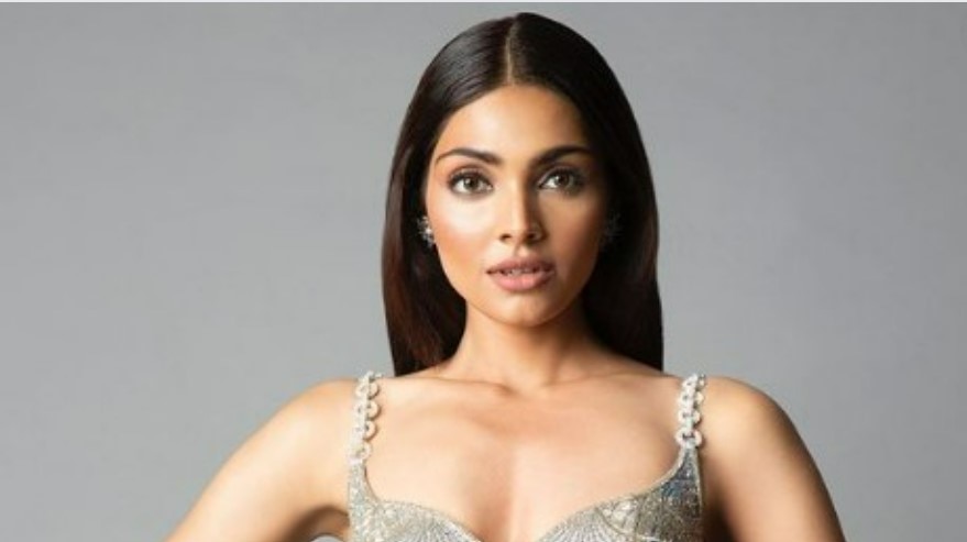 दिविता राय ने बनाई Miss Universe के सेमीफाइनल में जगह, मुस्कान से जीता दिल 