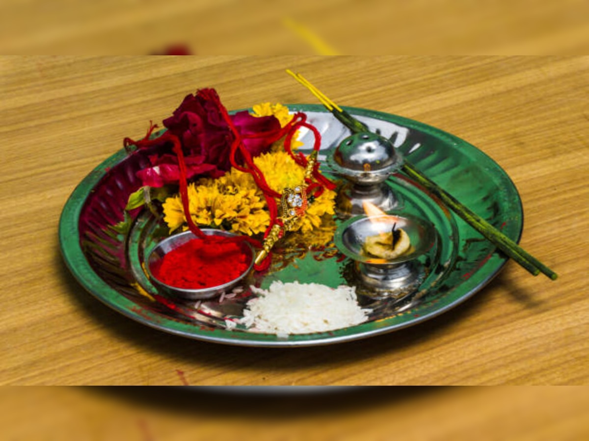  Vastu Tips: पूजा करते समय इन 4 चीजों का गिरना होता है अशुभ, जान लीजिए इसके उपाय