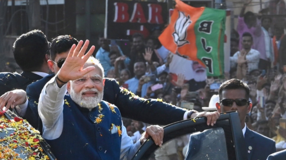 PM Modi Mega Road Show LIVE: मेगा रोड शो के बाद कन्वेंशन सेंटर पहुंचे PM, चुनावी तैयारियों पर कर रहे मंथन