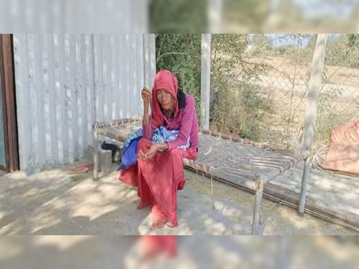 जालोर: 13 साल से बेसहारा बुजुर्ग महिला की सेवा कर रहा है डावल का एक परिवार
