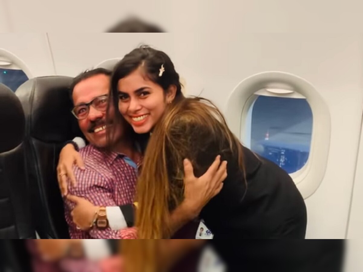 Viral: पायलट बेटी ने उड़ान से पहले पापा के पैर छुए, सोशल मीडिया पर वायरल हुआ इमोशनल वीडियो