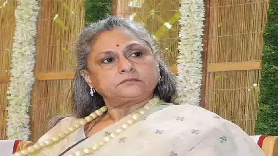 Amitabh Bachchan संग एयरपोर्ट पहुंचीं Jaya Bachchan ने फिर खोया आपा, पैपराजी को दे डाली चेतावनी!