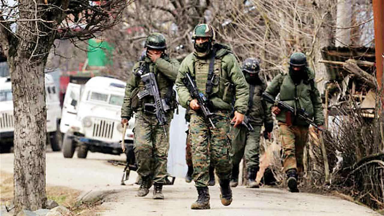 जम्मू-कश्मीरः बडगाम में सुरक्षाबलों के साथ मुठभेड़ में दो आतंकवादी ढेर