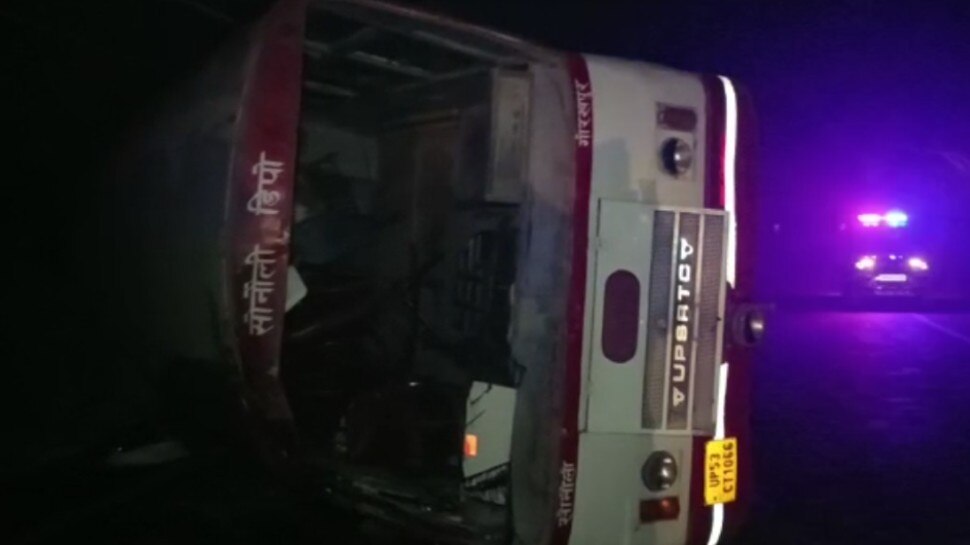 यूपी में सड़क हादसा: महराजगंज में बेकाबू बस हुई हादसे की शिकार, 38 घायल, सीतापुर में भी कार पलटी