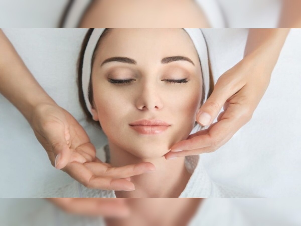 How To Get Youthful Skin: रोजाना सोने से पहले इस जादुई तेल से करें चेहरे की मसाज, लटकती स्किन होने लगती है टाइट 