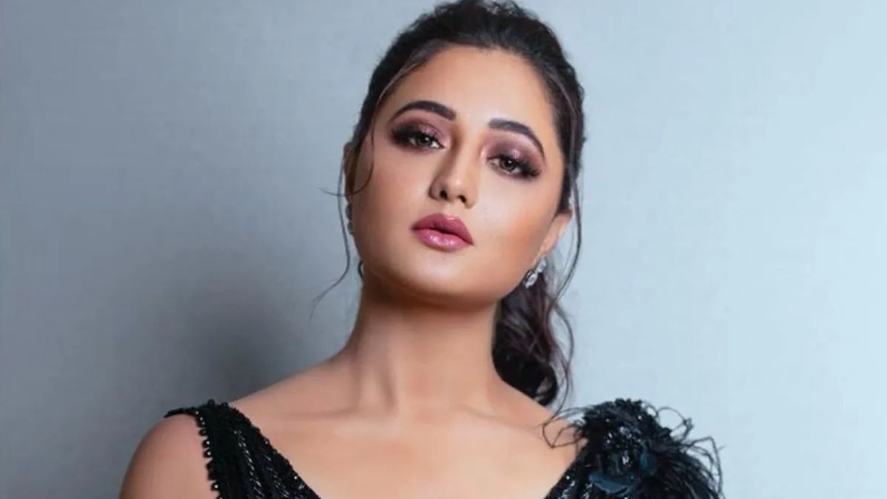 Rashami Desai: हाथ में फूल थामे शर्म से लाल हुईं रश्मि देसाई, थाई हाई स्लिट ड्रेस पहन यूं इतराती आईं नजर 