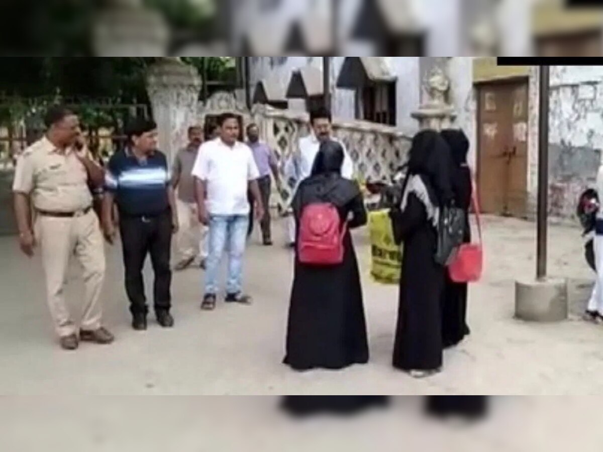 Moradabad Burqa News: कॉलेज पहुंचीं मुस्लिम छात्राओं को नहीं मिला प्रवेश; जानिए पूरा मामला