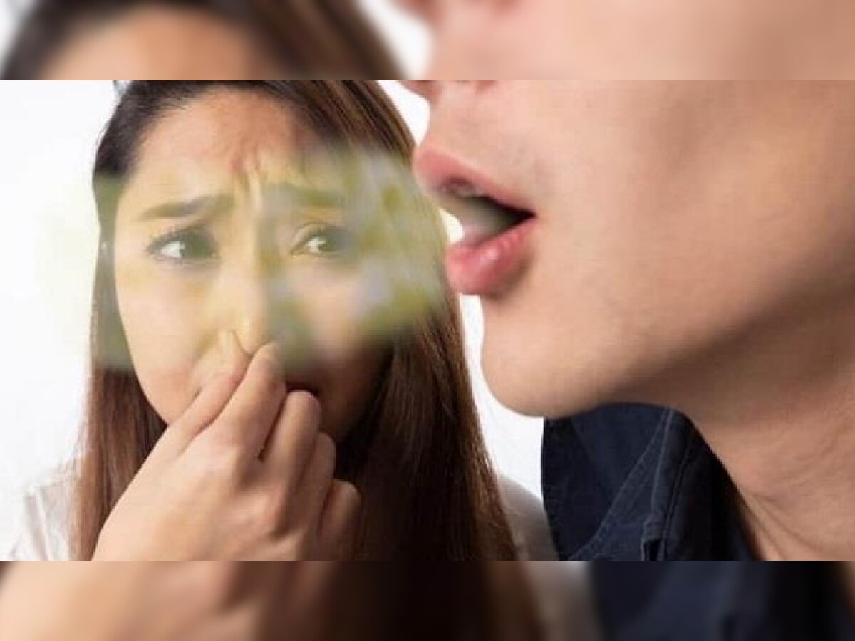 Bad Smell: मुंह से बदबू आने के कारण लोग बना रहे हैं आपसे दूरी? आजमाएं ये घरेलू नुस्खे