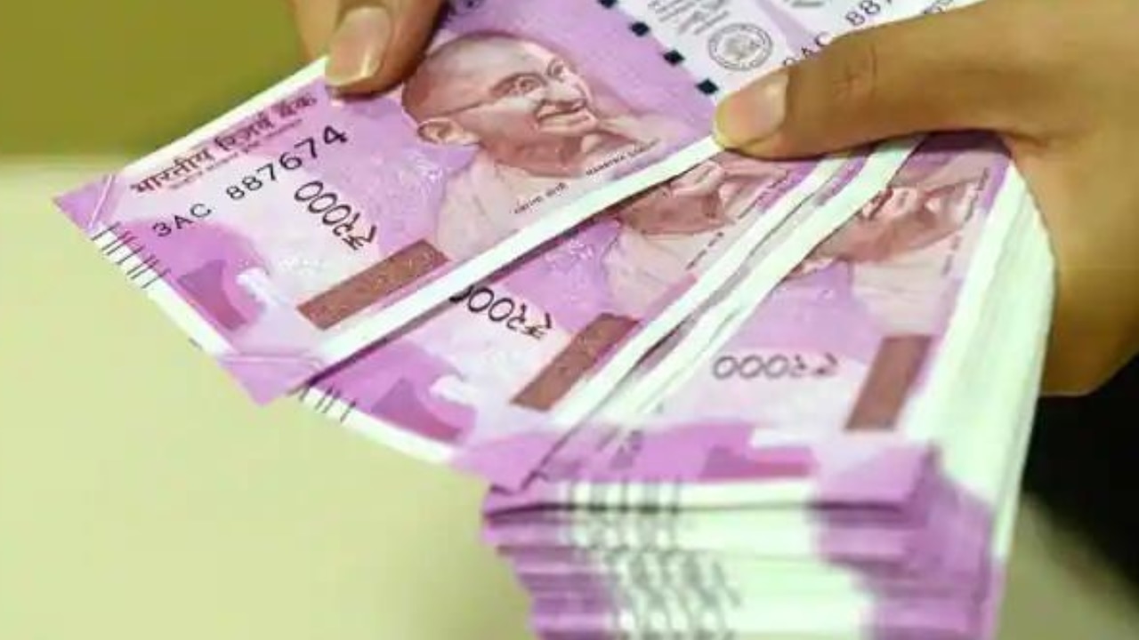 7th Pay Commission: बजट के बाद 90 हजार रुपये बढ़ेगी केंद्रीय कर्मचारियों की सैलरी, जानिए पूरा गुणा-गणित