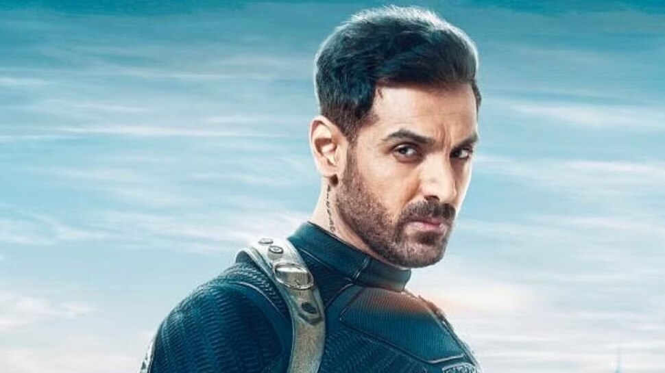 John Abraham को है 'पठान' से कोई खुन्नस! जब भी आता है फिल्म का नाम नाक चढ़ाकर चल देते हैं मिस्टर अब्राहम