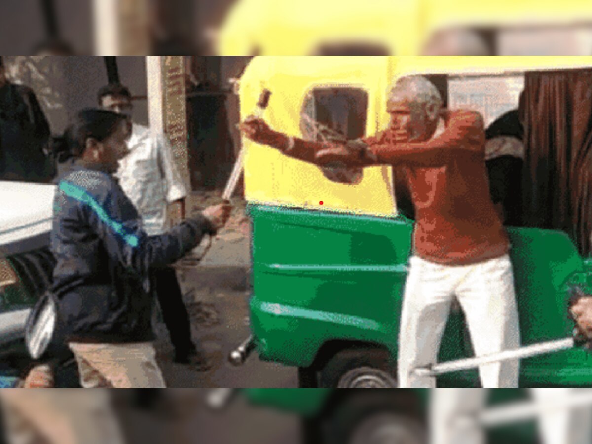 Bihar News: बिहार की डंडा मार लेडी कॉन्स्टेबल, 10 सेकेंड में बुजुर्ग टीचर पर बरसाए 10 डंडे