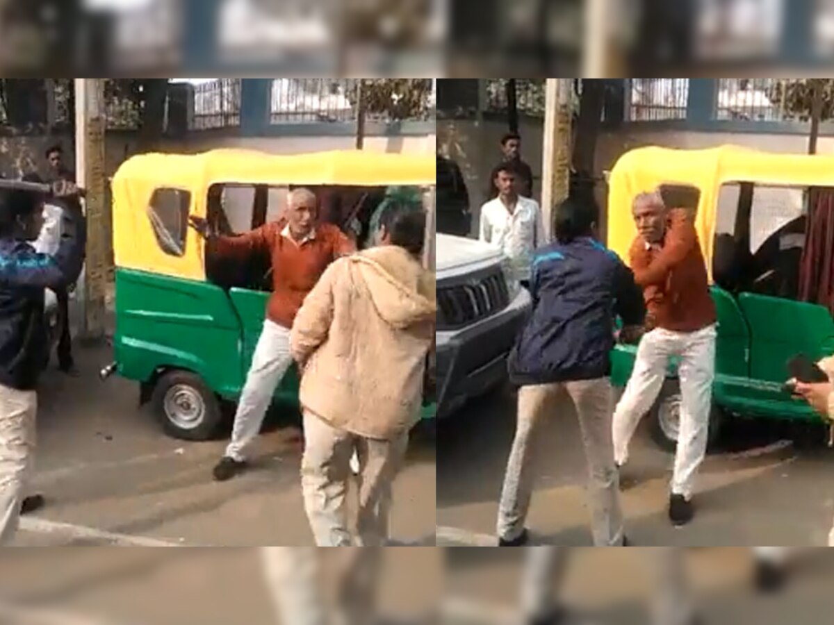 Watch: बुजुर्ग टीचर पर बरसी 'कुशासन की लाठी'! महिला पुलिसकर्मियों ने जमकर पीटा, थी बस ये गलती